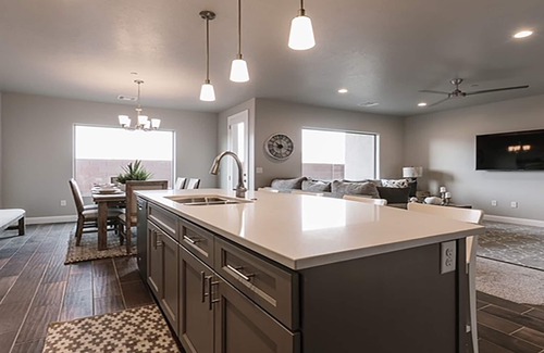 Hurricane House | Zion Village Retreat *POOL is OPEN *PORCH VIEWS, SLEEPS 11