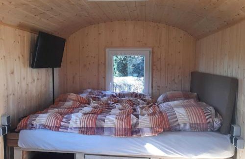 Steinhoefel Apartment | Zirkuswagen Glamping für 2 mit Veranda Küche Netflix Parken und Hofladen