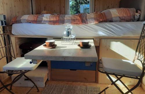 Steinhoefel Apartment | Zirkuswagen Glamping für 2 mit Veranda Küche Netflix Parken und Hofladen