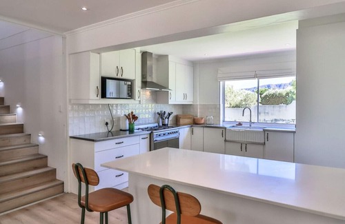 Onrus House | Zo'luha - Spacious family home | Mountain View