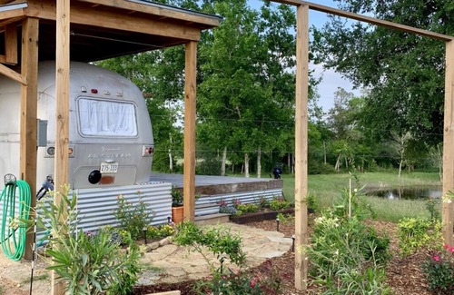 Round Top Cabin | Zoe Cabin - Black Dog Cabins - Round Top, TX