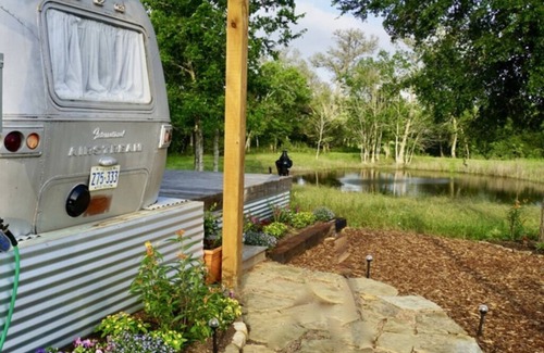 Round Top Cabin | Zoe Cabin - Black Dog Cabins - Round Top, TX