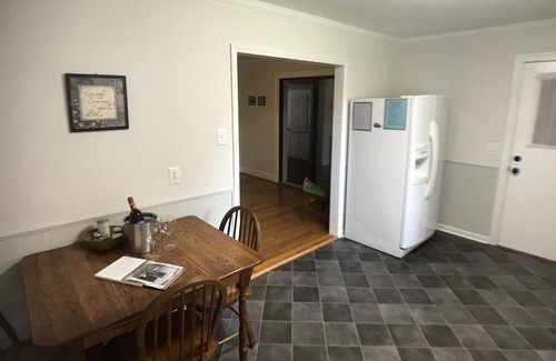 Asheboro House | Zoo House just minutes to Zoo, Pottery, walking distance to Zoo City Sportsplex