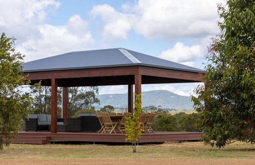 Nulkaba House | Zookeepers Cottage - take in the neighbouring giraffes, lions, and zebras!