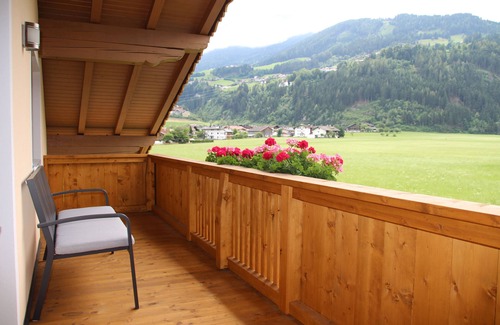 Zell am Ziller Apartment | Zorn-Pauli vacation apartment, spacious with a beautiful view of the mountains
