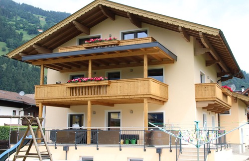 Zell am Ziller Apartment | Zorn-Pauli vacation apartment, spacious with a beautiful view of the mountains