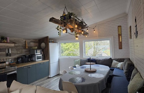 Gravenhurst Cottage | ZuKaLand Lakehouse + Cedar SPA & Rooftop Terrace