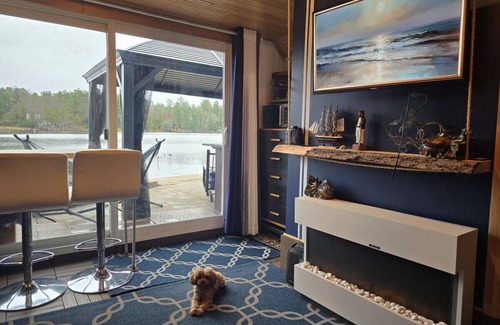 Gravenhurst Cottage | ZuKaLand Lakehouse + Cedar SPA & Rooftop Terrace