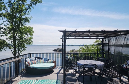 Gravenhurst Cottage | ZuKaLand Lakehouse + Cedar SPA & Rooftop Terrace