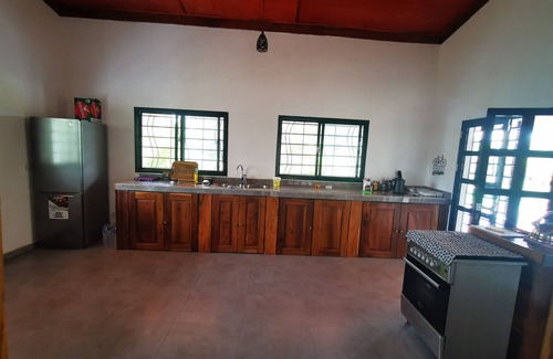 Sanyang House | Zwembad, 2 km van het Strand en een Heerlijk Huis en Tuin to Relax