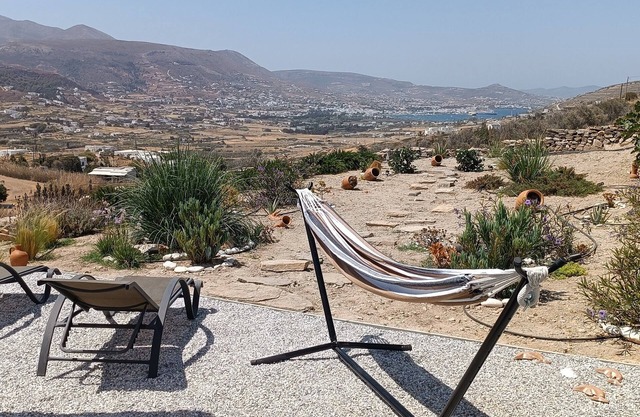 Όμορφη και άνετη κατοικία με εκπληκτικό ηλιοβασίλεμα και εξοπλισμένη κουζίνα.