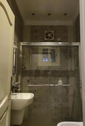 ثلاث غرفة مفروشة