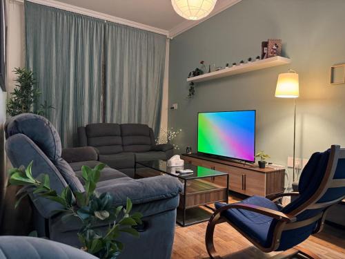 شقة بأثاث مريح ثلاث غرف نوم