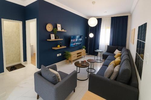 شقة هادئة بتصميم انيق ثلاث غرف ودخول ذاتي