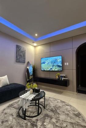 غرفة نوم وصالة في قلب الخبر