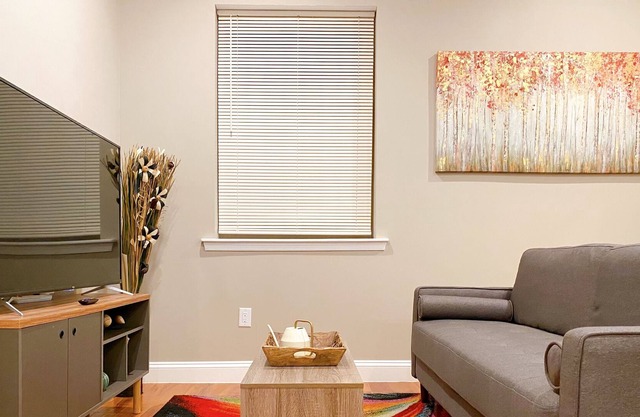 玉樓春 | Cabernet 1 BR/1 BA at City Hall