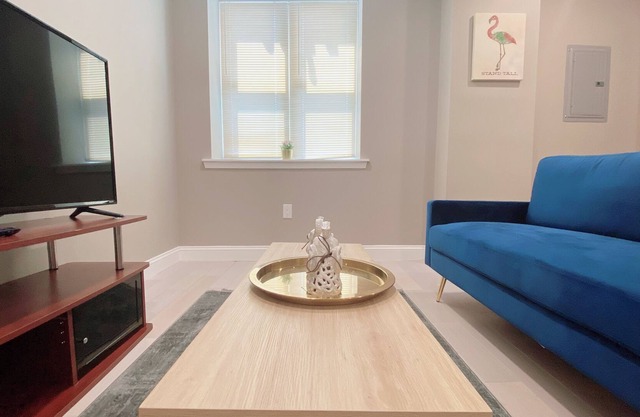 白玉霓 | Ugni Blanc 1 BR/1 BA @ City Hall