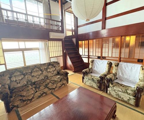 自然に囲まれた海沿いの広い一軒家 貸切 佐渡 古民家 レッドジャスパーRedjasper