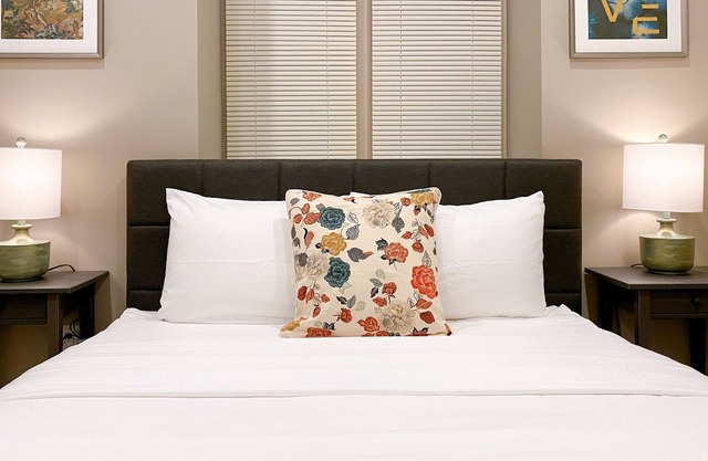 蝶戀花 | Glera 1 BR/1 BA at City Hall