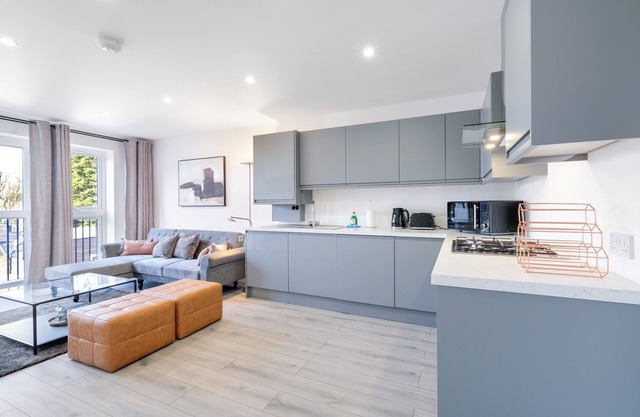 03 - Luxury 1 Bed Apartment Free Parking- West Drayton