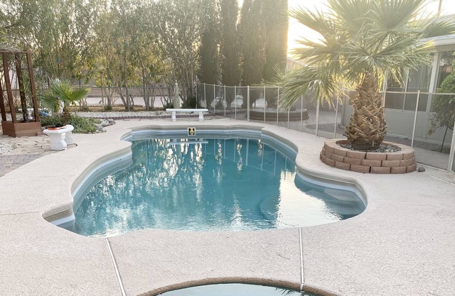 1/2 Acre Oasis Retreat Pool/Spa, 4mi 2 LV Strip
