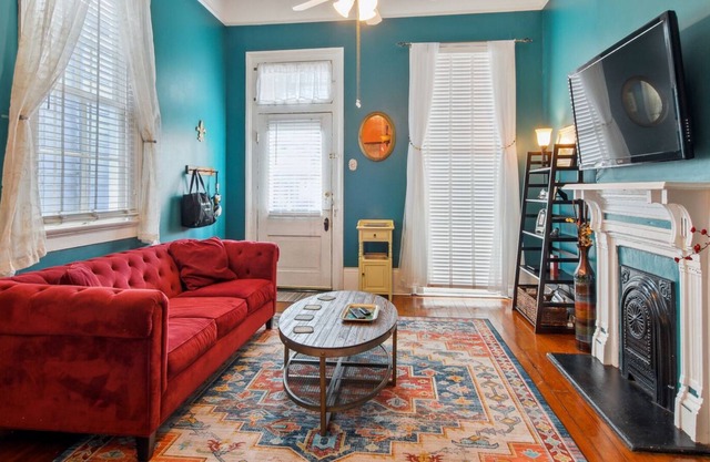 1/2 Gingerbread Home in historic Algiers Point, New Orleans