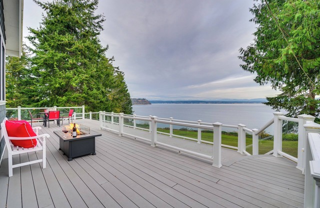 1/4 Mi to Beach: Family Home w/Spacious Deck!