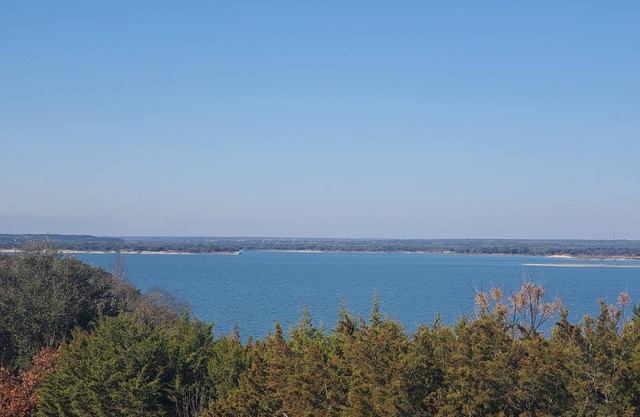 1 acre home on Lake Whitney w/amazing views & trail to the lake. RELAXATION!