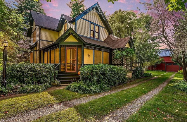 1-acre oasis near Saugatuck, wineries, beaches, shops, stunning yard & sunset!