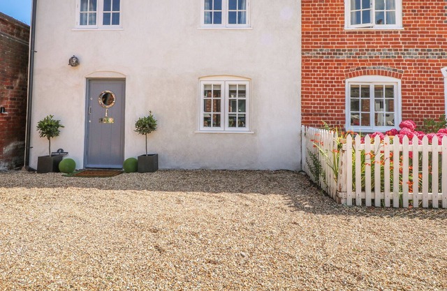 1 BAYTREE COTTAGE, pet friendly, with hot tub in Swanwick, Hampshire