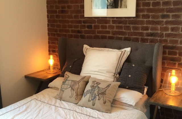 1 BD Split Level Old Pub Conversion Tower Bridge