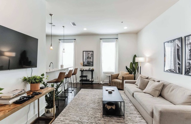 1 BDR Loft Centrally Located in West End