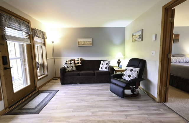 1 bdrm. 1 bath. NEW mattress, MOUNTAIN VIEW! Close to Lakes, Pool.