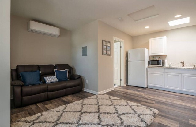 1 BDRM Guest House. Private Entrance and Parking