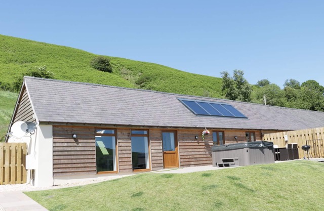 1 BEACON VIEW BARN, pet friendly, with hot tub in Beguildy
