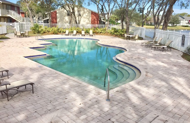 1 Bed 1 Bath Condo, quiet and well kept. Close to everything in Brandon!