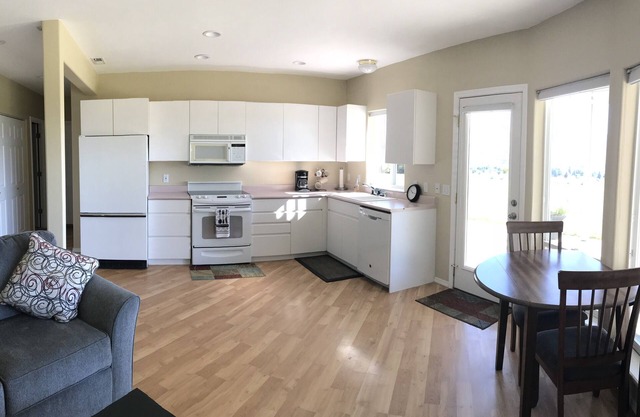 1 Bed, 1 Bath, Private Kitchen, Private Laundry Apartment (Views)