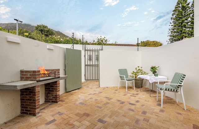 1 Bed 5 Min Walk to Beach W/Private BBQ Courtyard