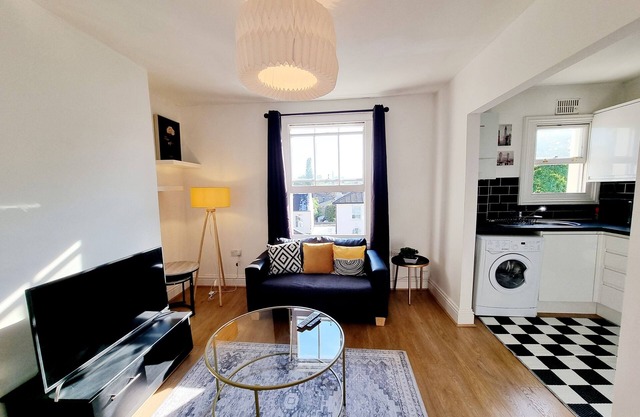 1 Bed Apartment -Near tube/Hospital/Queen Mary Uni