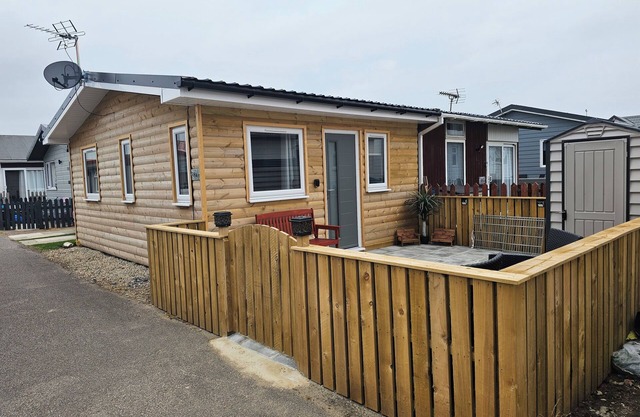 1 Bed Cabin - Sleeps 2 - Pets - 2 Min To Beach