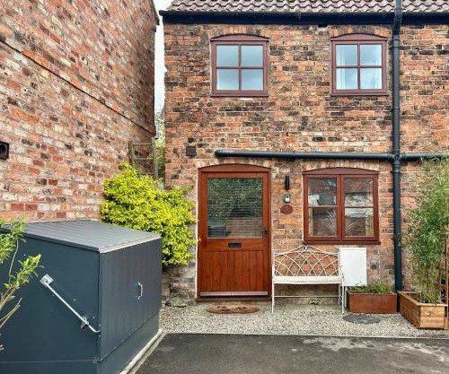1 Bed cottage town centre free private parking cycle store Boroughbridge