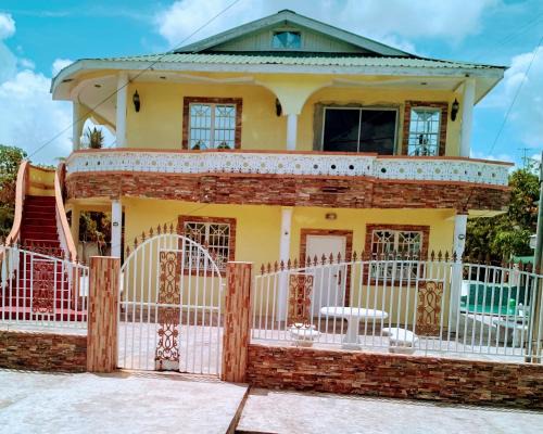 1 Bed House - Sleeps 2 - Pool - Parking - Wifi