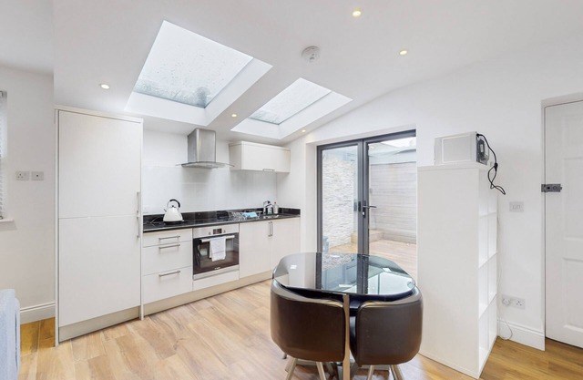 1 Bed House w/Garden sleeps 4 - 10 min to Stationn