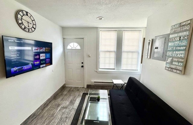 1 bed, kitchen & livingroom 1 block to beach, b1