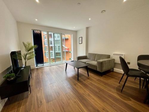 1 Bed Serviced Apartment Bracknell with parking 5 mins from station