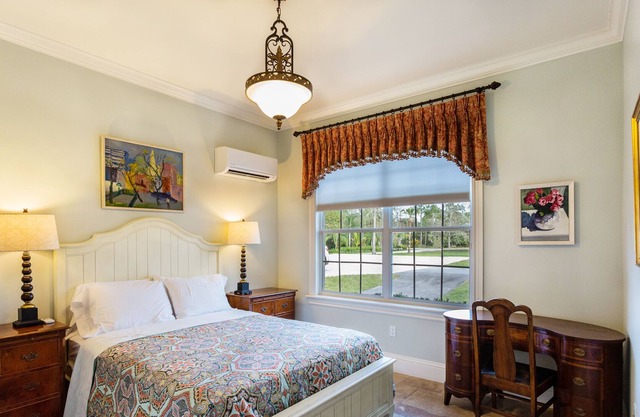 1 bed / shared bath Suite in Luxurious Mansion in Naples, FL - Fully furnished with amenities.