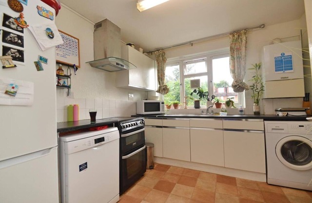 1 Bed-sleeps 4-free Parking-15 Min to Putney