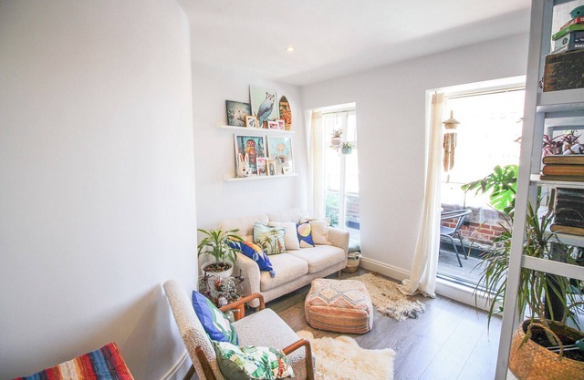 1 Bed with Balcony in Maidenhead by Elizabeth Line