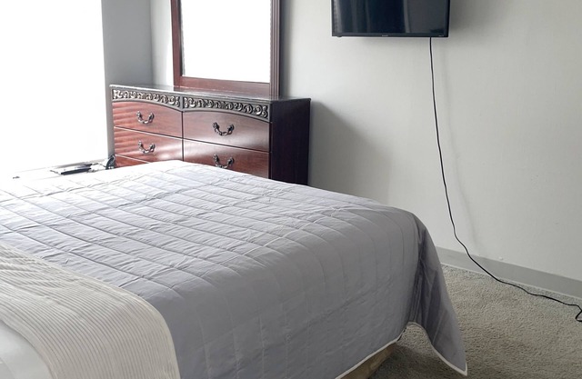 1 bedroom 1 bathroom apartment w/desk located in the Galleria