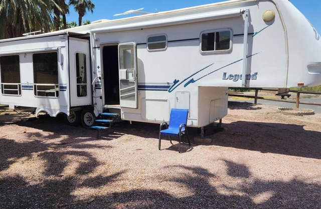 1-bedroom 5th Wheel in Parker w/WiFi, AC. Enjoy a cozy stay in Cienega Springs